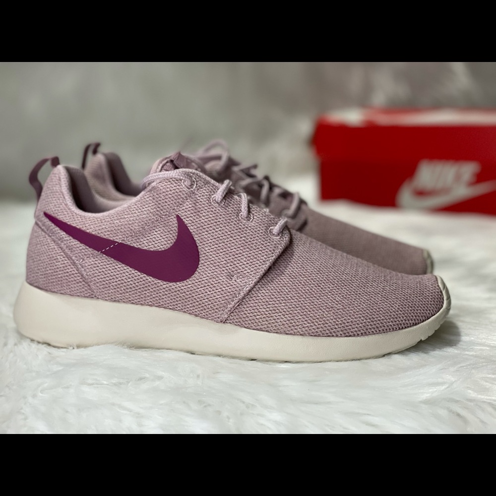 NEW NIKE Roshe one women sneakers - Picture 6 of 8